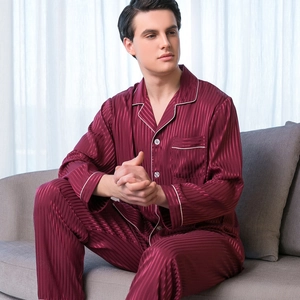 Pyjama en satin de soie bordeaux pour homme avec liseré blanc et motif à fines rayures