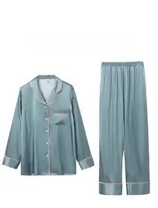 Détail d'un ensemble pyjama en soie bleu morandi avec liseré rose élégant et texture