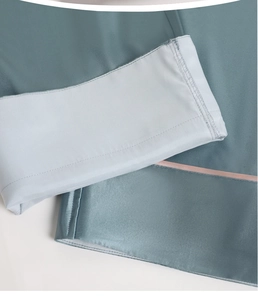 Détail du pantalon de pyjama en soie avec passepoil rose et coutures de précision
