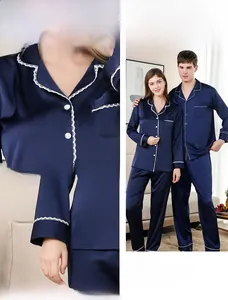 Détail du col en V et des poignets en dentelle sur un pyjama en soie bleu marine