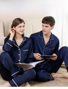 Détail de pyjamas en soie marine avec dentelle pour femme et liseré pour homme