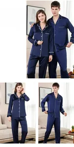 Détail du pyjama en soie bleu marine avec liseré contrasté et col à revers