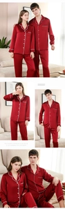 Détail de pyjamas en soie rouge avec liseré blanc pour couples dans un décor moderne
