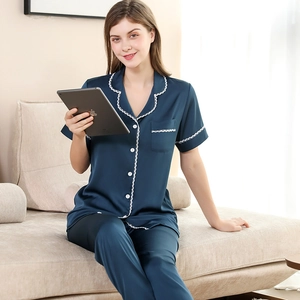 Damen Schlafanzug-Set aus dunkelblauem Satin mit kurzen Ärmeln und weißem Wellensaum