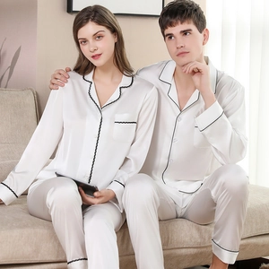 Ensemble pyjama en soie pour couple en satin blanc avec liseré ondulé noir chic