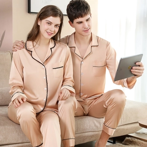 Ensemble de pyjama en satin de soie champagne assorti avec passepoil pour couples