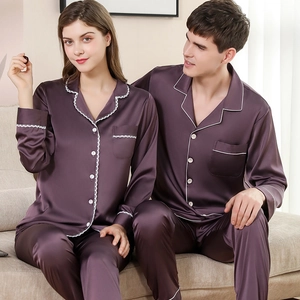 Ensemble pyjama en soie violet foncé pour couples avec dentelle élégante et passepoil blanc