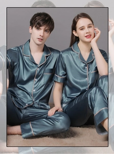 Détail d'un ensemble pyjama en soie bleu canard avec passepoil contrasté et boutons