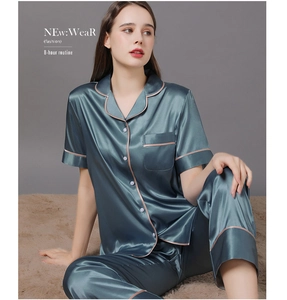 Pyjama en satin de soie bleu sarcelle foncé avec liseré contrasté et haut à manches courtes