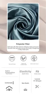 Détail du tissu en polyester soyeux bleu montrant un drapé naturel et une texture lisse