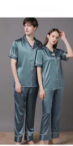 Détail d'un pyjama en satin sarcelle avec haut à manches courtes et pantalon long