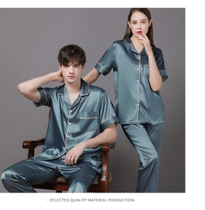 Détail d'un pyjama de luxe en satin pour couple avec passepoil rose et éclat gris foncé