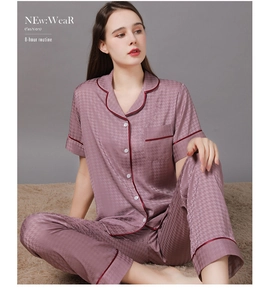 Detail of pink houndstooth satin pajamas with short sleeves and contrast piping