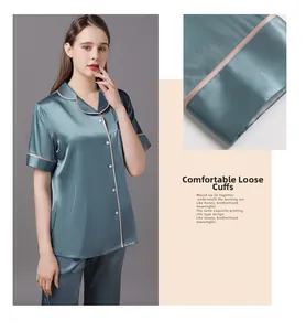 Détail d'un pyjama en soie bleu-gris avec passepoil rose et poignets amples