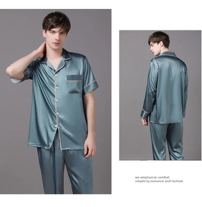 Détail du pyjama pour homme en satin bleu canard avec chemise courte et pantalon long