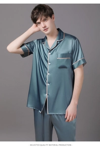 Détail d'un pyjama en soie pour homme avec haut à manches courtes et pantalon à liseré rose