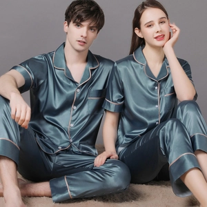 Pyjama en Satin pour Couples Haut et Bas Chemise à Manches Courtes Boutonnée et Pantalon Long Vêtements de Nuit Soyeux de Luxe Ensemble