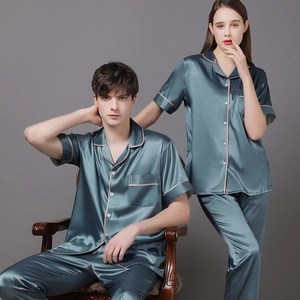 Ensemble pyjama en satin pour couple avec haut à manches courtes et pantalon long bleu canard