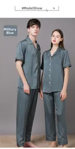 Vue détaillée du pyjama en soie bleu armée avec motifs floraux et texture brillante
