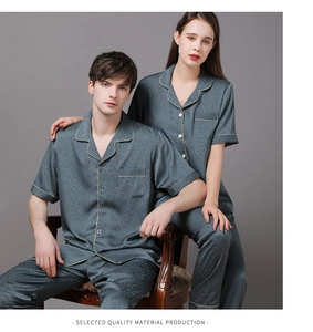 Détail d'un pyjama en soie bleue avec texture jacquard florale rétro élégante