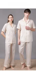 Pyjama soyeux beige perle avec motifs jacquard et liserés contrastés pour couples