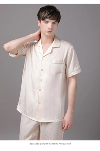 Détail de pyjama de luxe en soie champagne pour homme avec texture jacquard et passepoil