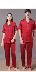 Gros plan sur le pyjama en satin rouge avec jacquard floral et liseré blanc chic