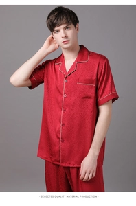 Détail du pyjama en soie rouge avec motif jacquard floral et col tailleur classique
