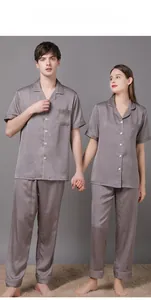 Détail du pyjama en soie gris-violet avec motifs élégants et liserés contrastés