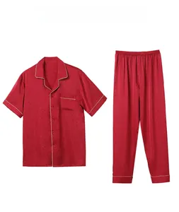 Détails d'un pyjama en soie rouge avec jacquard cachemire et haut boutonné à manches courtes