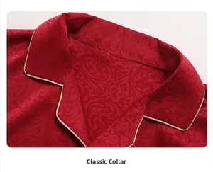 Détail du pyjama en soie rouge avec revers classique et bordure dorée élégante