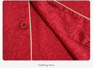 Détail de l'ourlet de pyjama en soie jacquard rouge avec bouton et liseré doré chic
