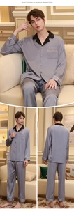 Vues détaillées du pyjama homme en aspect soie avec passepoils dorés sur tissu gris