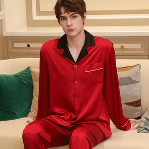 Pyjama en satin de soie rouge pour homme avec manches longues et revers noirs chic