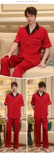 Dettaglio pigiama da uomo in raso rosso con bavero nero a contrasto e profili dorati