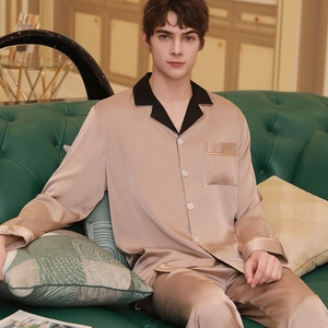 Pyjama en satin pour homme, couleur champagne, manches longues avec liseré noir contrastant