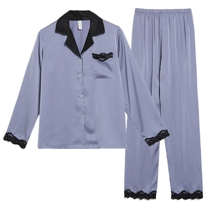 Pyjama chic en satin lavande pour femme avec dentelle noire et manches longues