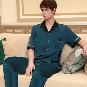 Pigiama da uomo in raso di seta blu pavone con camicia e pantaloni da casa