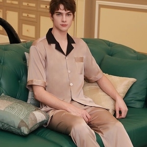 Set pigiama da uomo in seta champagne con maniche corte e pantaloni lunghi in raso lucido