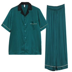 Pigiama da uomo in raso di seta verde scuro con maglia a maniche corte e pantaloni
