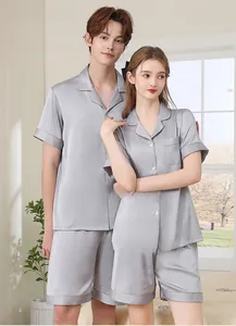 Détail de pyjamas en soie gris argenté pour couples avec liserés contrastés