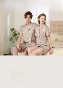 Vue détaillée de l'ensemble pyjama en soie champagne à manches courtes et coupe ample