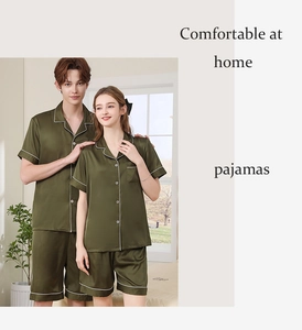 Détail du pyjama en satin de soie vert foncé avec passepoil blanc et poche de poitrine