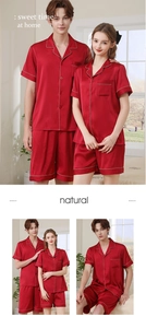 Détail de pyjama couple en soie rouge avec liseré contrasté et design élégant à manches courtes