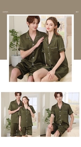 Détail de pyjamas de couple en soie vert foncé avec passepoil blanc et devant boutonné