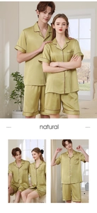 Détail du pyjama de couple en soie vert olive avec passepoil contrasté et col ouvert