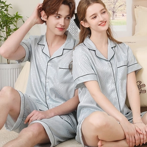 Ensemble pyjama en soie à manches courtes pour couple bleu clair avec rayures