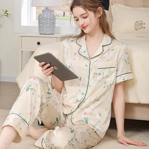 Women's floral silk pajamas set with short-sleeved buttoned top and loose pants