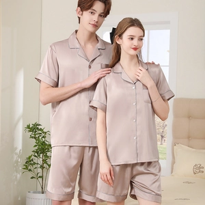 Ensemble pyjama couple en satin de soie champagne doré, tenue de détente luxueuse