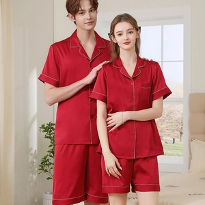 Ensemble pyjama en satin bordeaux pour couple avec passepoil doré et manches courtes